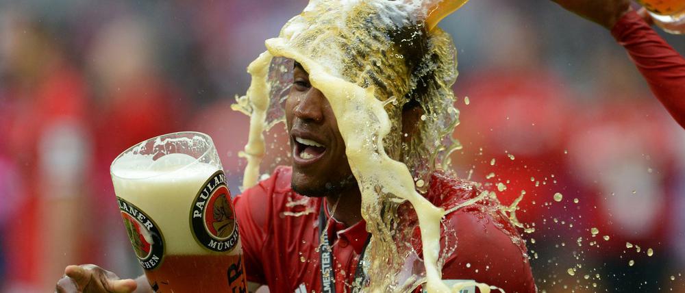 Douglas Costa von München erhält eine Bierdusche nach dem Gewinn der Deutschen Meisterschaft. Am Samstag wird man solche Bilder nicht sehen.
