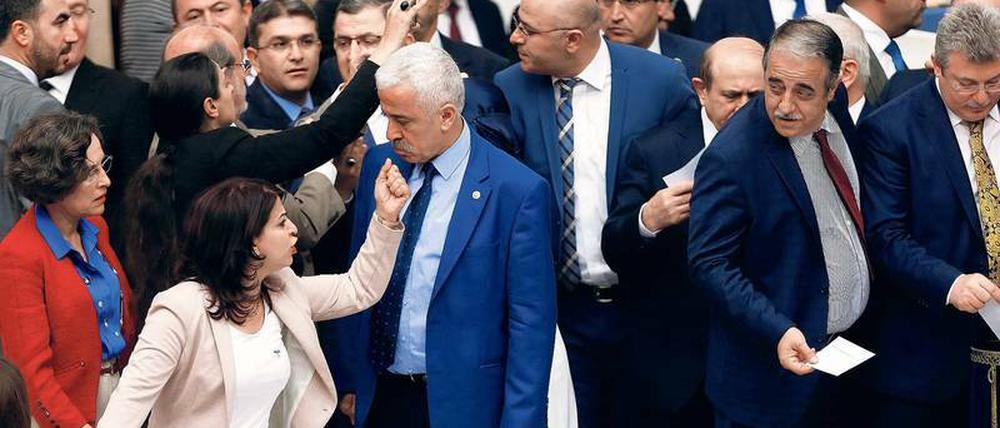 Enttäuscht und empört. Abgeordnete der legalen Kurdenpartei HDP beschimpfen bei der Abstimmung die Kollegen der AKP.