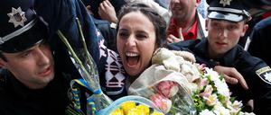 Triumph. Sängerin Jamala jubelt über ihren Sieh beim Eurovision Song Contest.