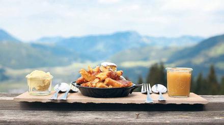 Mehr als königlich: den Kaiserschmarrn gibt es auch neumodisch mit Vanilleeis und Apfelmus. 