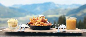 Mehr als königlich: den Kaiserschmarrn gibt es auch neumodisch mit Vanilleeis und Apfelmus. 