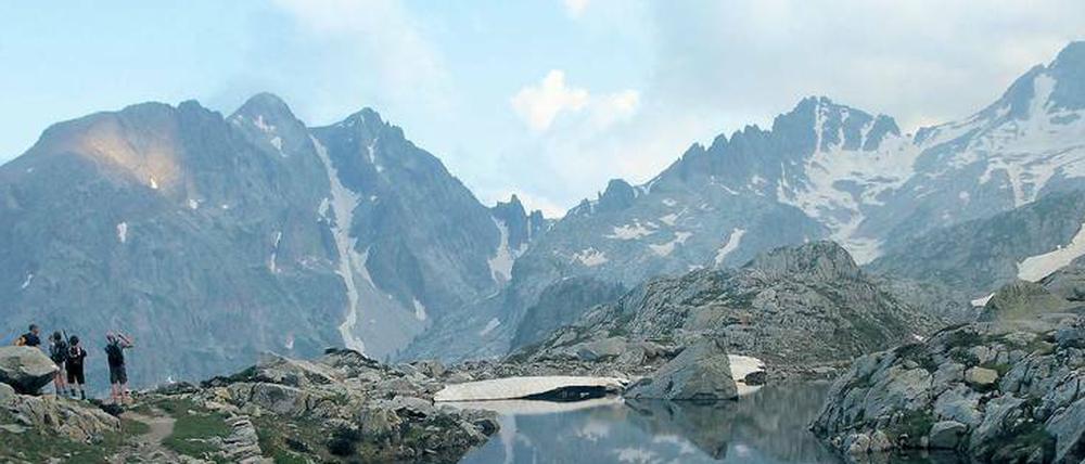 Die Magie der Berge. Ein paar Schneefelder zeugen noch vom vergangenen Winter, die meisten wird die Sonne jetzt wegschmelzen. Doch einige, im Schatten gelegen, werden den Sommer überdauern.