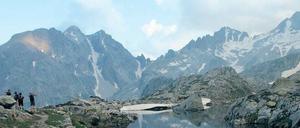 Die Magie der Berge. Ein paar Schneefelder zeugen noch vom vergangenen Winter, die meisten wird die Sonne jetzt wegschmelzen. Doch einige, im Schatten gelegen, werden den Sommer überdauern. 