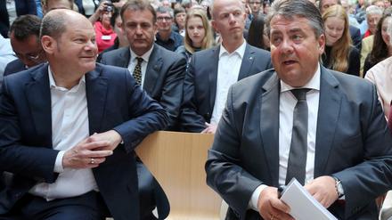 Der SPD-Vorsitzende Sigmar Gabriel (rechts) und Hamburgs Erster Bürgermeister Olaf Scholz.