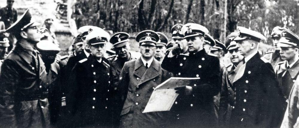 Hitler besichtigt mit seinen Generälen die eroberte Westerplatte in Danzig. Am 1. September 1939.