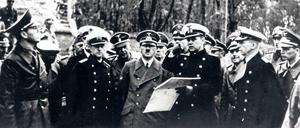 Hitler besichtigt mit seinen Generälen die eroberte Westerplatte in Danzig. Am 1. September 1939.