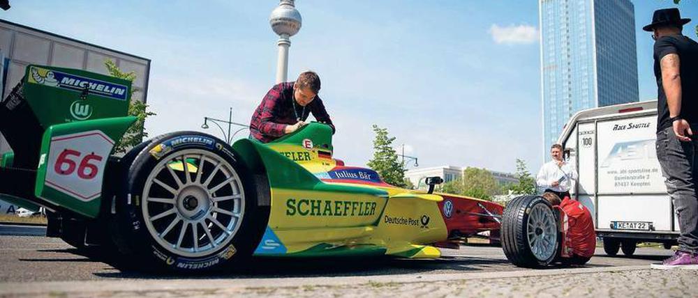Am Start. An diesem Sonnabend startet das Formel E-Rennen in Berlin, an dem nur elektrische Rennwagen teilnehmen. Eine Leistungsschau für Autokonzerne und Zulieferer. Foto: dpa