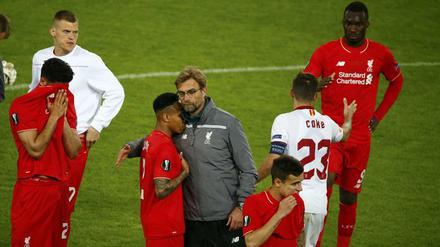 Trost spenden und dem Sieger gratulieren. Viel mehr konnte Jürgen Klopp nach dem verlorenen Finale nicht mehr tun.