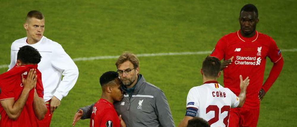 Trost spenden und dem Sieger gratulieren. Viel mehr konnte Jürgen Klopp nach dem verlorenen Finale nicht mehr tun.