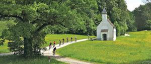 Bayern wie im Bilderbuch: Der Isarradweg schlängelt sich durchs Grün wie hier bei Wolfratshausen.