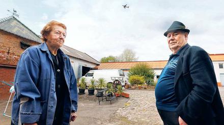 Im Ungewissen. In Selchow weiß bis heute keiner, ob der laute BER eines Tages in Betrieb gehen wird. Auch Alfred Mette nicht, der seit 81 Jahren im Dorf lebt und hier mit seiner Frau Christel zu sehen ist. 