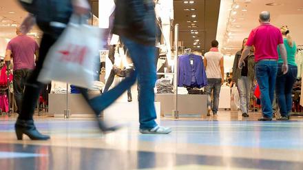 Am Sonntag öffnen alle großen Shoppingcenter –so auch das „Alexa“ am Alexanderplatz, wo dieses Bild entstand.