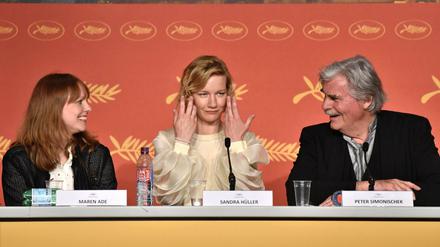Maren Ade, Sandra Hüller une Peter Simonischek bei der Pressekonferenz in Cannes.