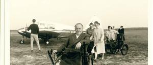 Fahrten des guten Willens. Noch bevor das Wort Inklusion geläufig war, bot die Fürst Donnersmarck-Stiftung Urlaubsreisen für Menschen mit Behinderung an. Hier 1961 bei einem Ausflug auf einen Flugplatz in der Nähe von Oerlinghausen bei Bielefeld.
