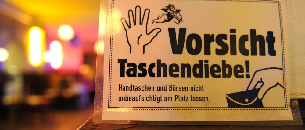 Hand aufs Geld. Immer!