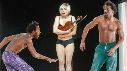Hilfe, was tun? In Karin Beiers „Schiff der Träume“ mischen schwarze Performer das weiße Ensemble auf. Szene mit Kathrin Wehlisch und Sayouba Sigue. Das Stück eröffnete das diesjährige Berliner Theatertreffen. 