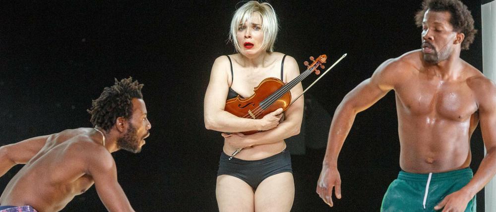 Hilfe, was tun? In Karin Beiers „Schiff der Träume“ mischen schwarze Performer das weiße Ensemble auf. Szene mit Kathrin Wehlisch und Sayouba Sigue. Das Stück eröffnete das diesjährige Berliner Theatertreffen.