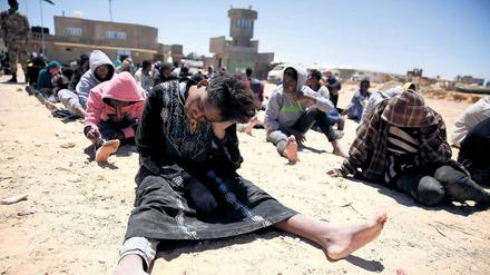Ausruhen nach der Rettung: Immer wieder versuchen Flüchtlinge, von Libyens Küste aus nach Europa zu gelangen. Oft stellen die Schleuser aber nur untaugliche Schiffe zur Verfügung, viele kentern deshalb.