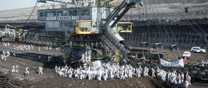Aktivisten des Protestbündnisses "Ende Gelände" haben den Braunkohlentagebau Welzow in Brandenburg. 