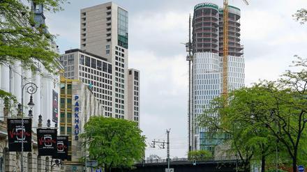 Zwei Riesen in der City West. Links das „Zoofenster“, rechts das neue „Upper West“ – von der der Kantstraße aus gesehen.