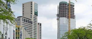 Zwei Riesen in der City West. Links das „Zoofenster“, rechts das neue „Upper West“ – von der der Kantstraße aus gesehen.