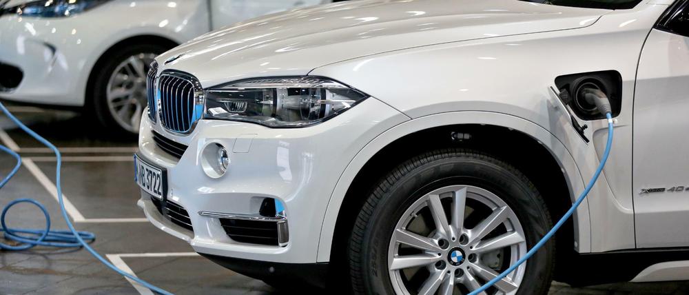 Anschluss. In vielen Ländern wird der Kauf von Elektrofahrzeugen bereits staatlich gefördert, die deutsche Regierung hat lange gezögert. Zusammen mit der Autoindustrie werden nun 1,2 Milliarden Euro ausgereicht, um E-Autos massentauglich zu machen. 