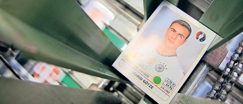 Den hab ich! Im italienischen Modena werden Panini-Bilder von Mario Götze oder André Schürrle produziert. Auch deutsche Druckereien profitieren von der Sammelwut.