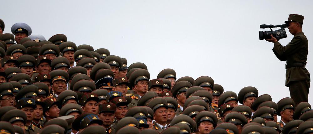 Ein nordkoreanischer Soldat filmt Militäroffiziere während einer Showveranstaltung in Pjöngjang anlässlich des Endes des ersten Parteitages der Arbeiterpartei seit 36 Jahren. 