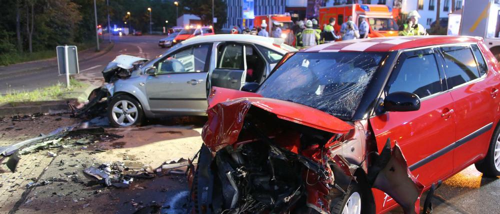 Bei einem illegalen Autorennen in Hagen sind fünf Wageninsassen schwer verletzt worden, darunter ein kleiner Junge.
