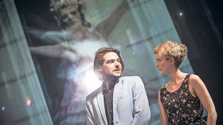 Szene mit Jonathan Bruckmeier und Veronika Bachfischer.