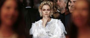 Kirsten Stewart wirkt nachdenklich auf dem roten Teppich.