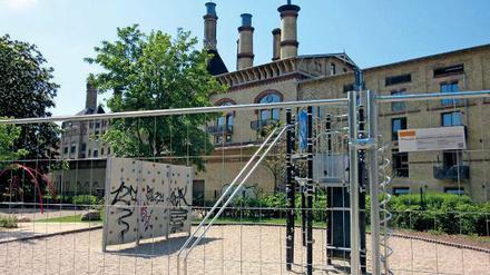 Für Zaungäste. Am Spielplatz an der Mühlenstraße werden keine Sandburgen gebaut, sondern eine Turnhalle.