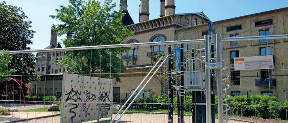Für Zaungäste. Am Spielplatz an der Mühlenstraße werden keine Sandburgen gebaut, sondern eine Turnhalle.