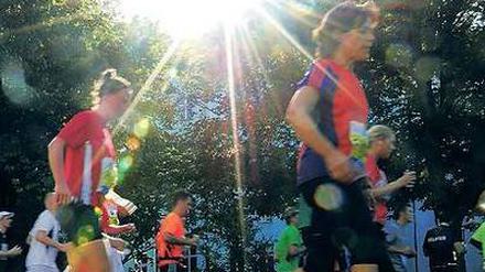 Ordentlich was los. 17.000 Läuferinnen werden heute beim Frauenlauf erwartet.