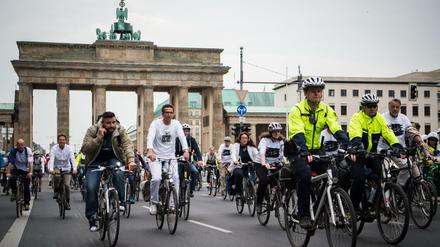 Mehr als tausend Radfahrer beteiligten sich am "Ride of Silence" durch die Stadt, zahlreiche von ihnen waren in weiß gekleidet. Sie wollen damit an verunglückte Radfahrer erinnern.