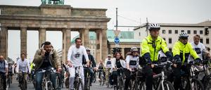 Mehr als tausend Radfahrer beteiligten sich am "Ride of Silence" durch die Stadt, zahlreiche von ihnen waren in weiß gekleidet. Sie wollen damit an verunglückte Radfahrer erinnern.