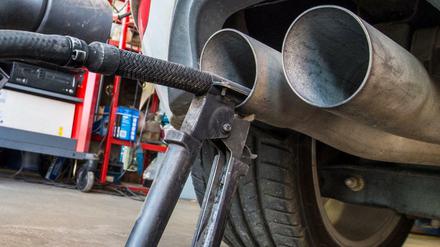 Eine Sonde eines Gerätes zur Abgasuntersuchung für Dieselmotoren steckt im Auspuffrohr. Was wirklich im Abgas ist, ist umstritten.