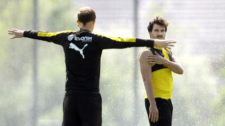 Letzte Worte. Trainer Thomas Tuchel gibt seinem scheidenden Kapitän Mats Hummels Anweisungen.