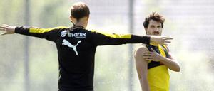 Letzte Worte. Trainer Thomas Tuchel gibt seinem scheidenden Kapitän Mats Hummels Anweisungen.