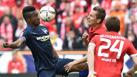 Der Mainzer Niko Bungert (r) spielt gegen Herthas Salomon Kalou.