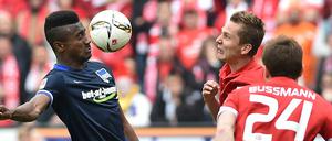 Der Mainzer Niko Bungert (r) spielt gegen Herthas Salomon Kalou.