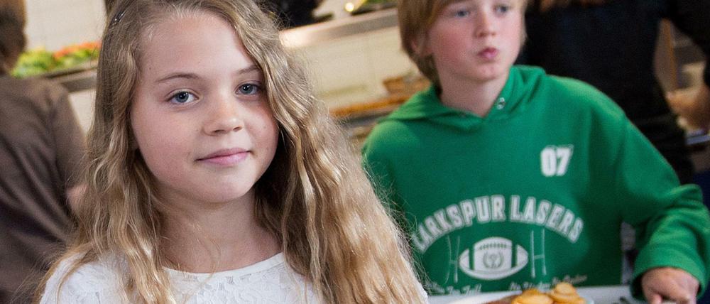 Hungrig lernt es sich schlechter. Schüler beim Essenfassen.