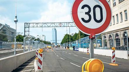 Auf Touren am Turm. Auf der Karl-Marx-Allee rasen am Samstag die Elektro-Rennwagen entlang. 