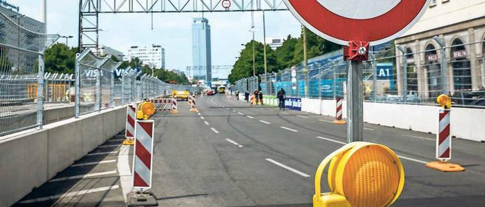 Auf Touren am Turm. Auf der Karl-Marx-Allee rasen am Samstag die Elektro-Rennwagen entlang. 