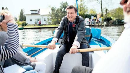 Da muss einer aber ganz schön rudern. Bausenator Andreas Geisel, hier noch bester Laune. 