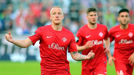 Richard Weil von Würzburg jubelt nach seinem zum 1:0 verwandelten Strafstoß. 