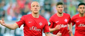 Richard Weil von Würzburg jubelt nach seinem zum 1:0 verwandelten Strafstoß. 