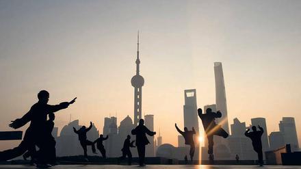 In Fernost Gelassenheit lernen. Vielleicht machen bald auch deutsche Gründer ihre Morgenübungen vor der Skyline des Finanzviertels Lujiazui in Shanghai.