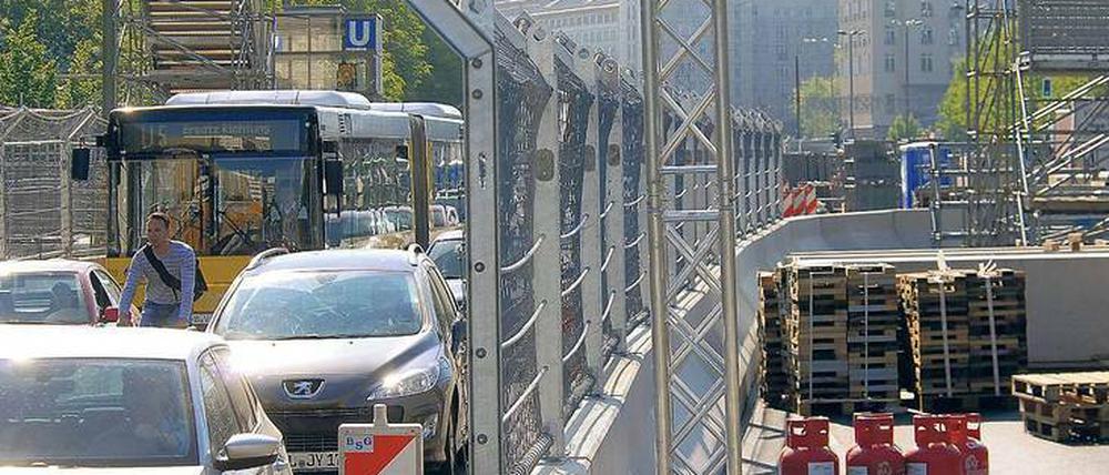Zugebaut und zugestaut. Durch diese hohle Gasse auf der Karl-Marx-Allee müssen sie kommen, die elektrischen Rennwagen.