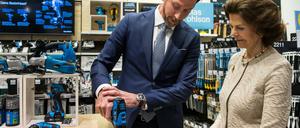 So macht Mann das: Königin Silvia beobachtet Klas Balkow, Präsident der schwedischen Ladenkette, beim symbolischen letzten Dreh.